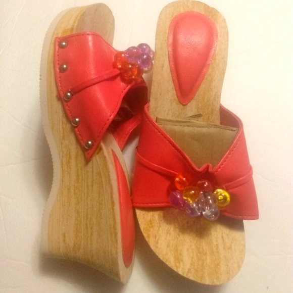 Coral size 7-8 summer wooden Clogs with beaded decor. New! - Picture 4 of 5
